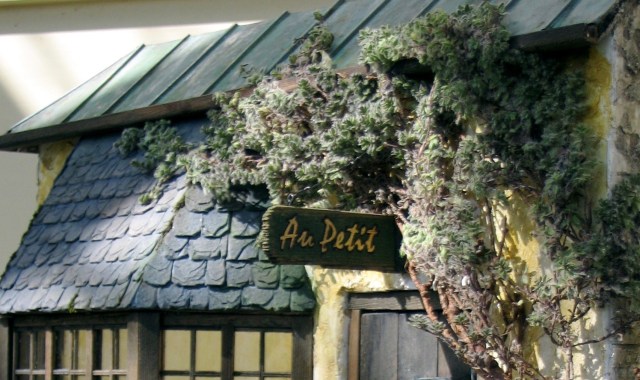 Au Petit Entrance.JPG – Version 4